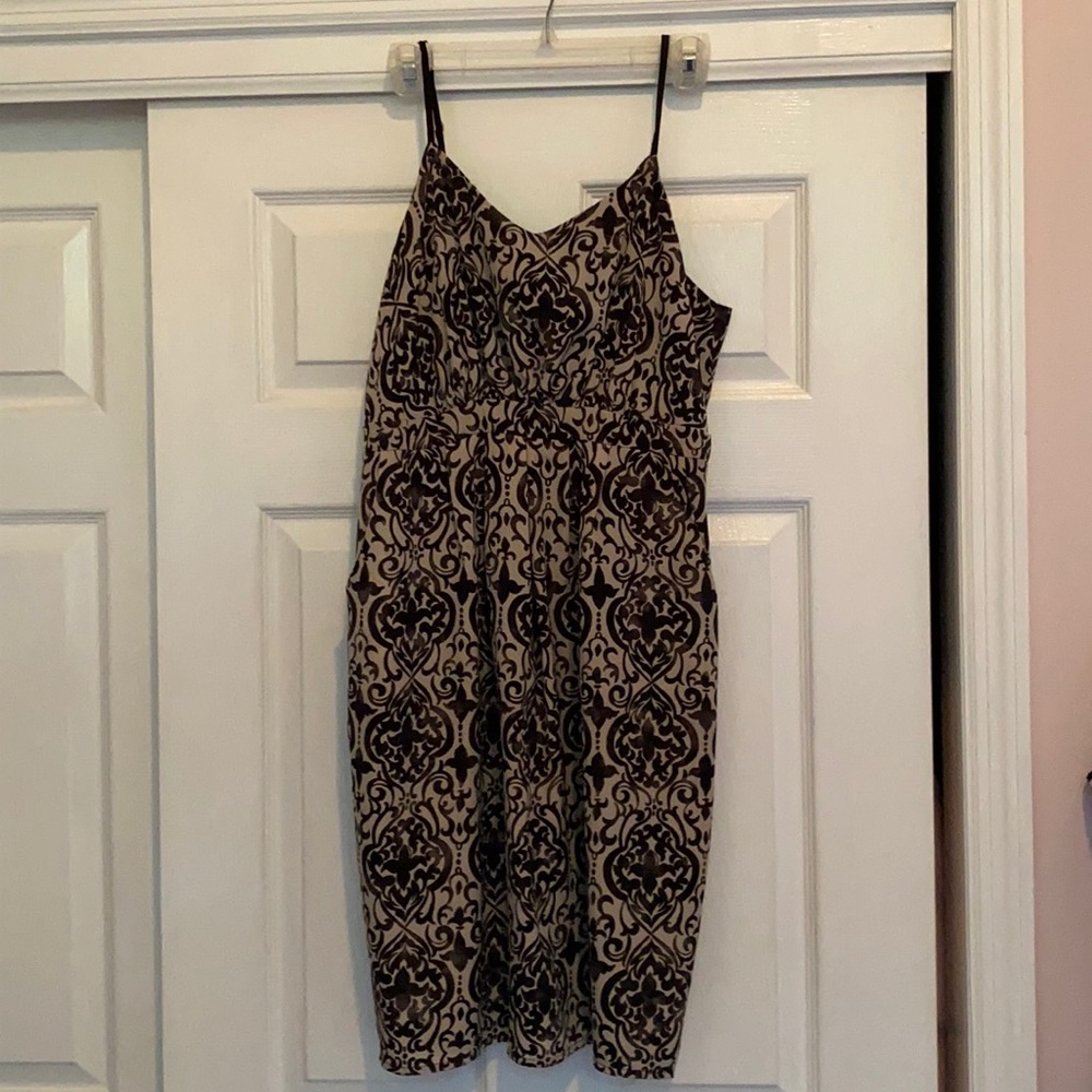 Damask print dress with pockets